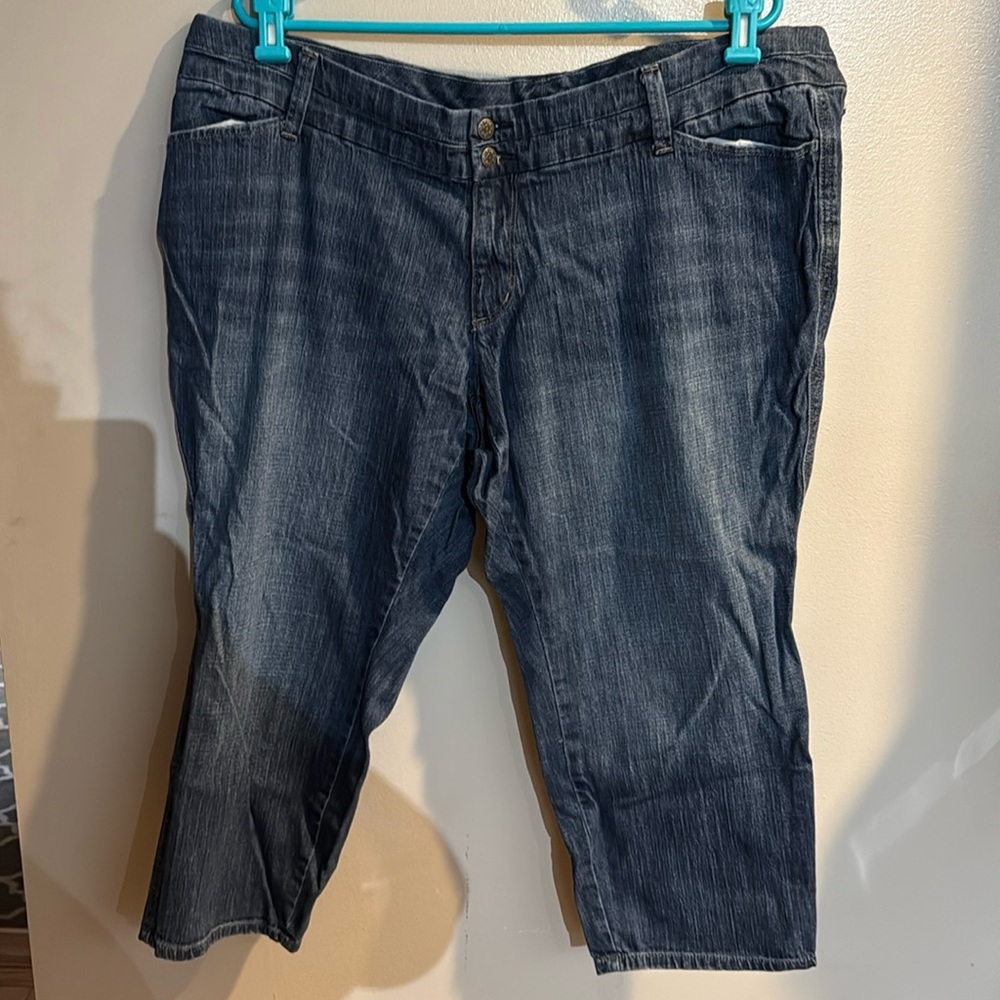 Old Navy plus size 22 denim capri jeans. Excellent condition.